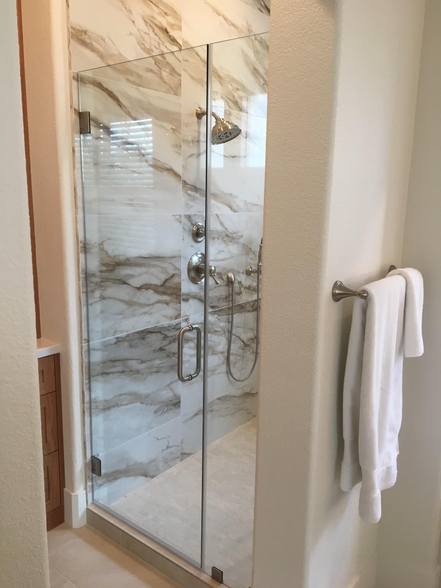 Side glass and heavy plate bypass glass shower door